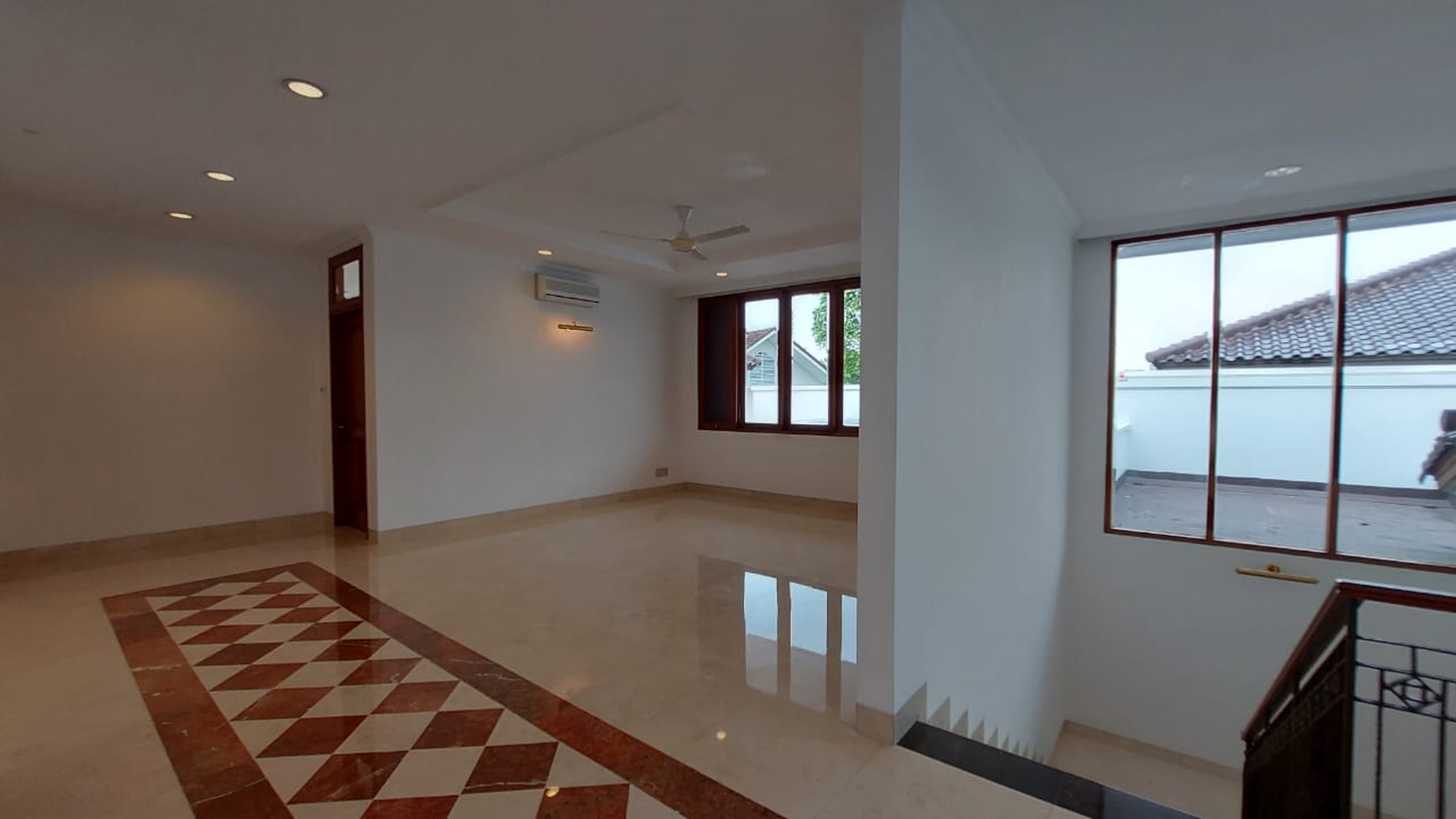 Rumah luas ala resort dalam townhouse pejaten barat dua, jakarta selatan.