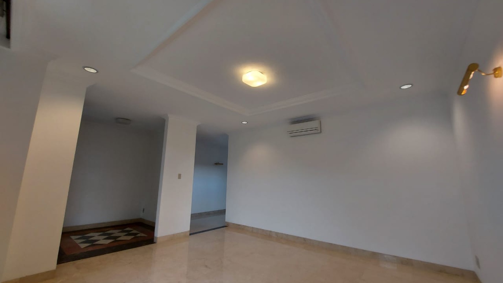 Rumah luas ala resort dalam townhouse pejaten barat dua, jakarta selatan.