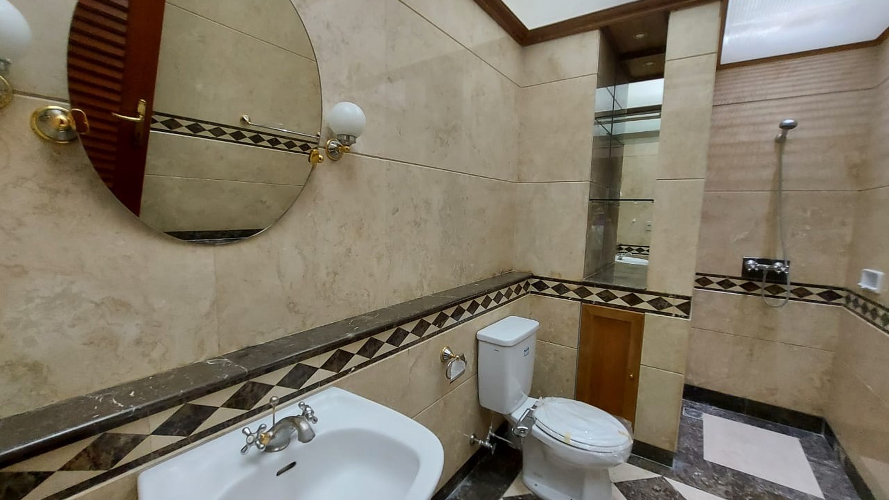 Rumah luas ala resort dalam townhouse pejaten barat dua, jakarta selatan.