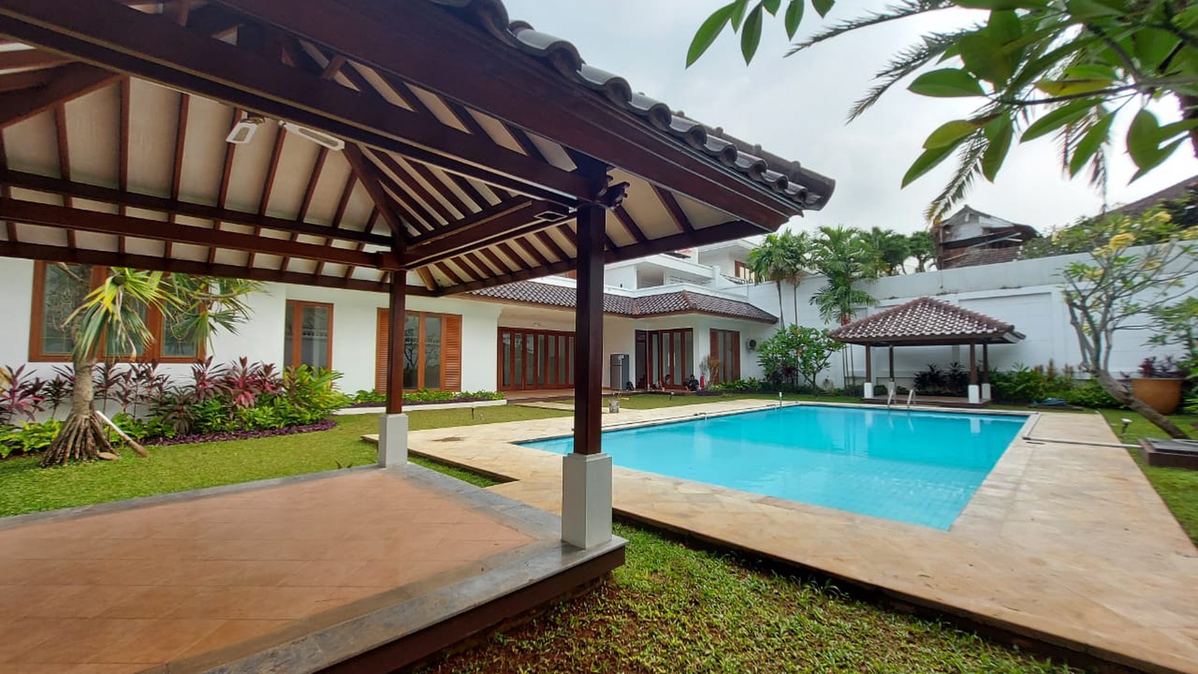 Rumah luas ala resort dalam townhouse pejaten barat dua, jakarta selatan.