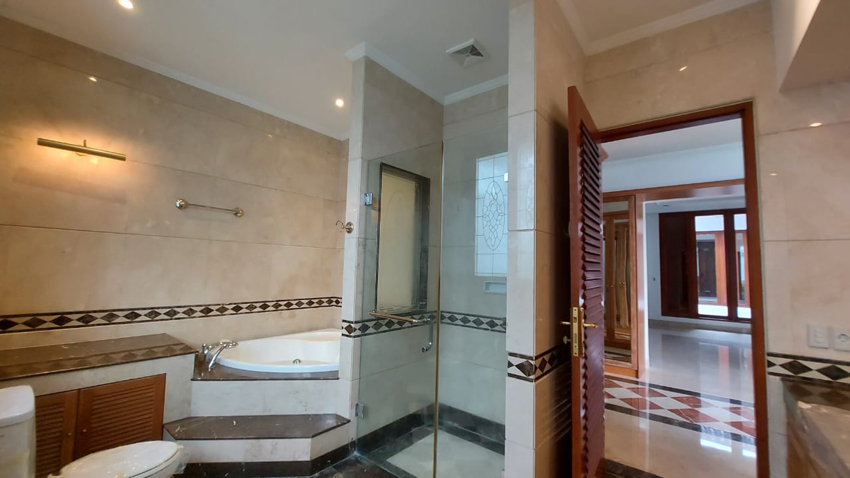 Rumah luas ala resort dalam townhouse pejaten barat dua, jakarta selatan.