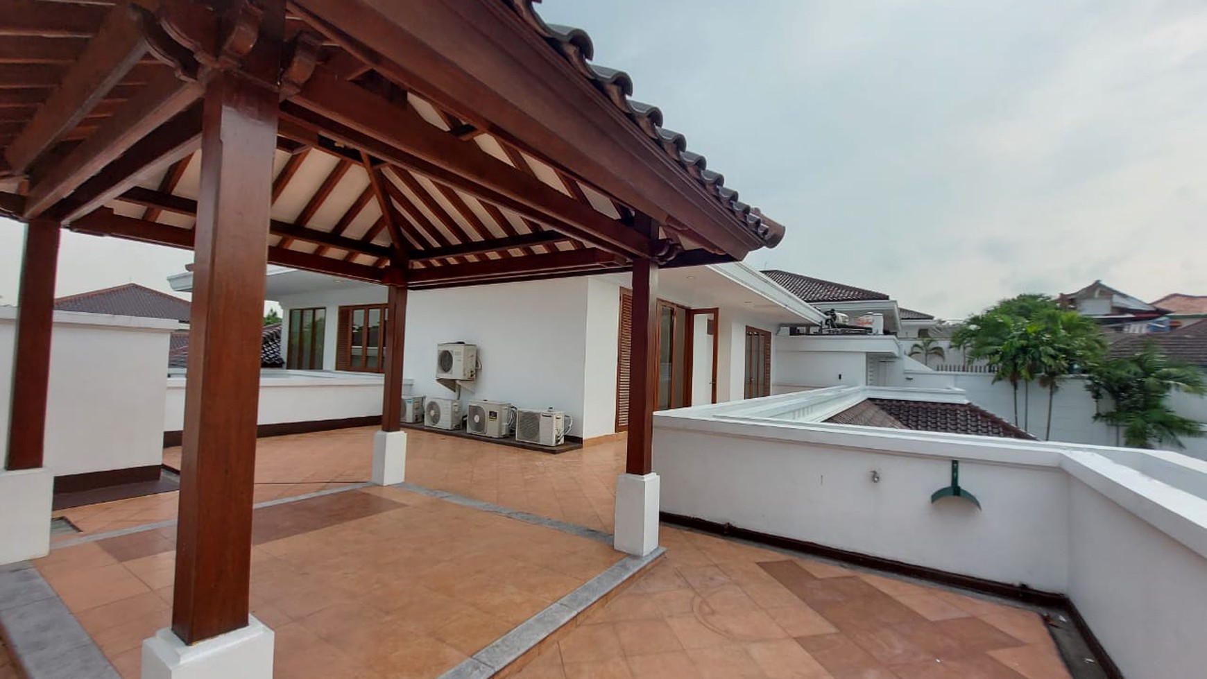 Rumah luas ala resort dalam townhouse pejaten barat dua, jakarta selatan.