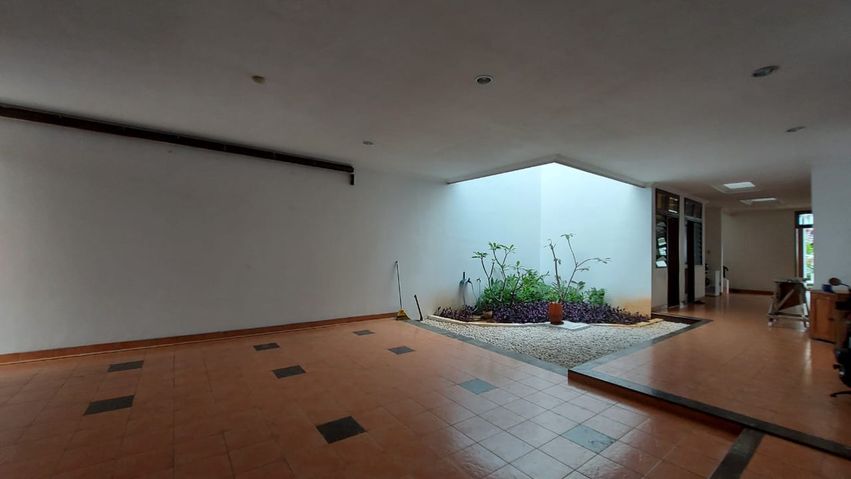 Rumah luas ala resort dalam townhouse pejaten barat dua, jakarta selatan.