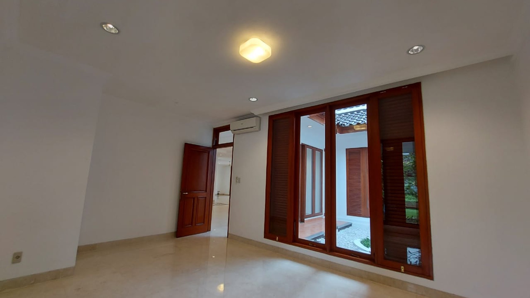 Rumah luas ala resort dalam townhouse pejaten barat dua, jakarta selatan.