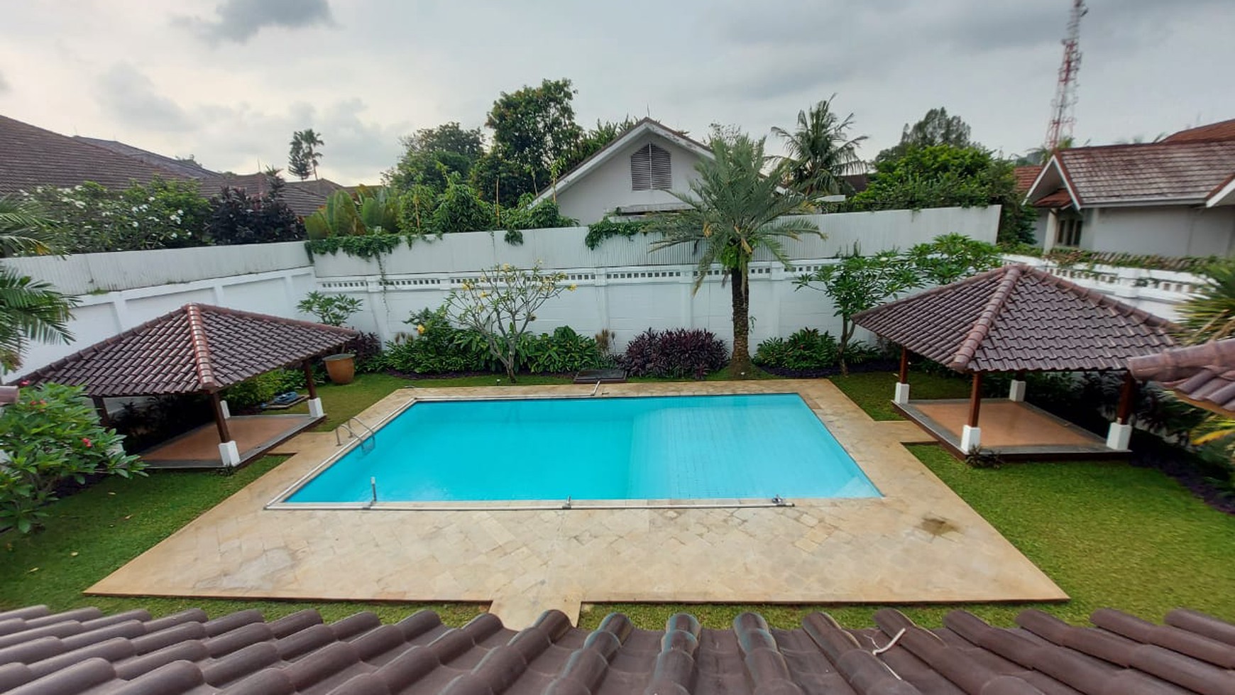 Rumah luas ala resort dalam townhouse pejaten barat dua, jakarta selatan.