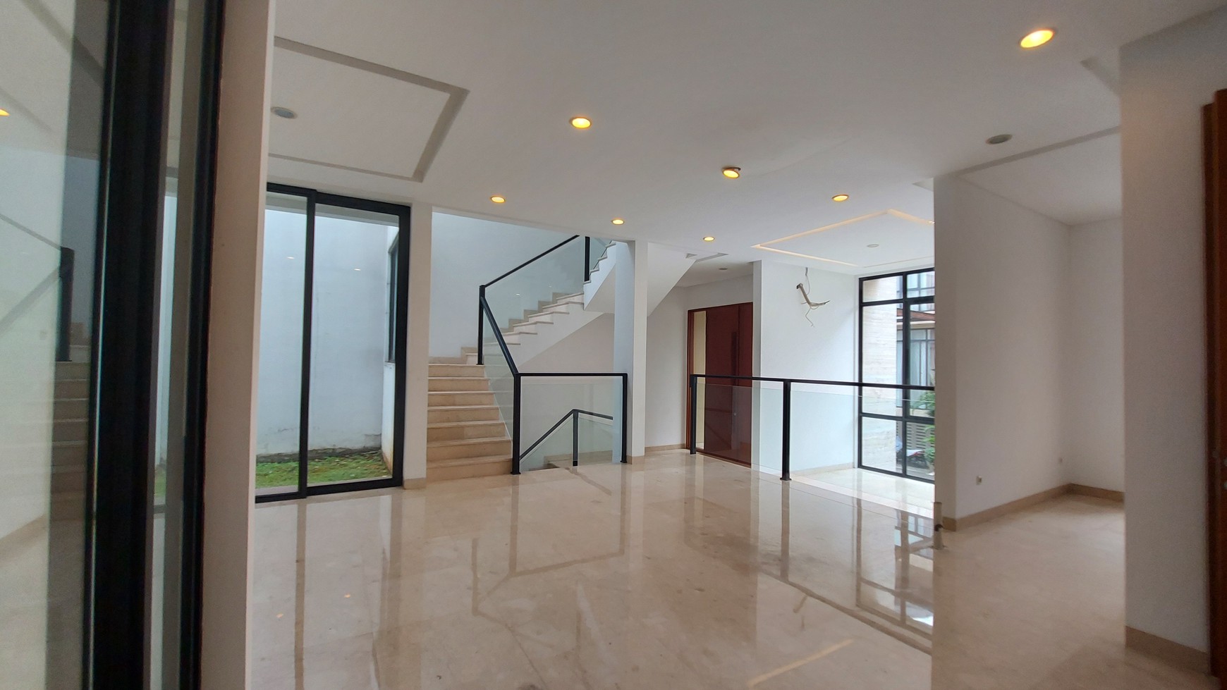 Brand new house dalam townhouse cilandak.
