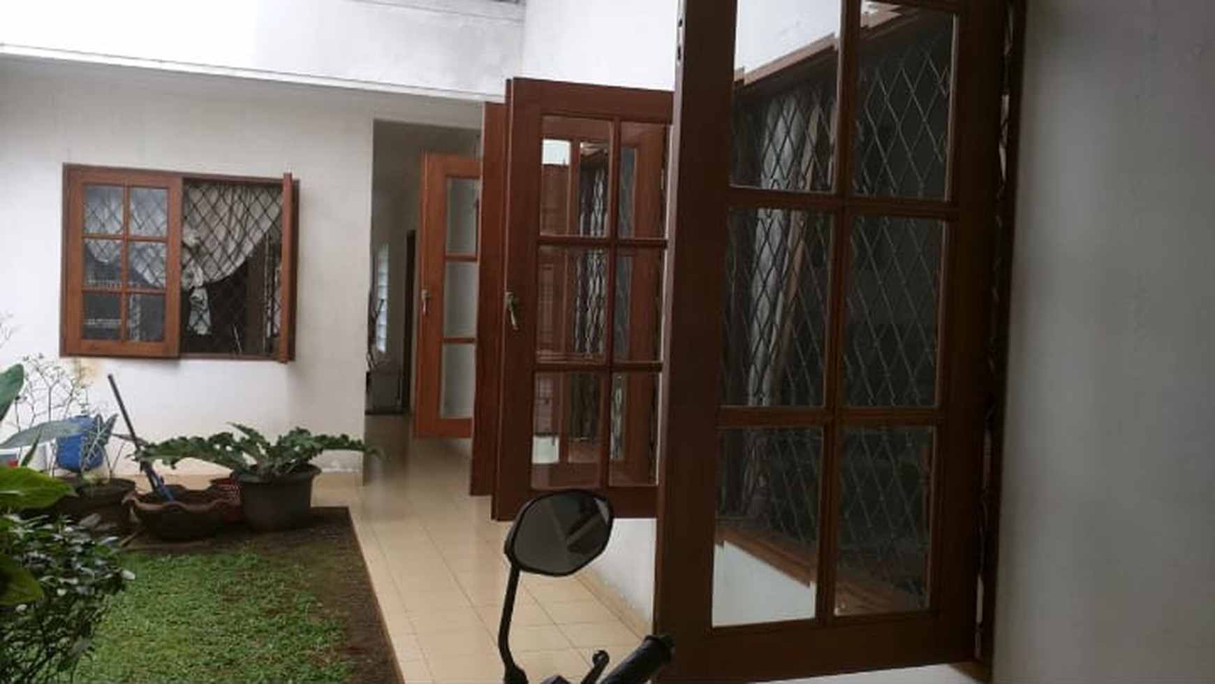 Rumah luas dan terawat di cilandak, jakarta selatan.