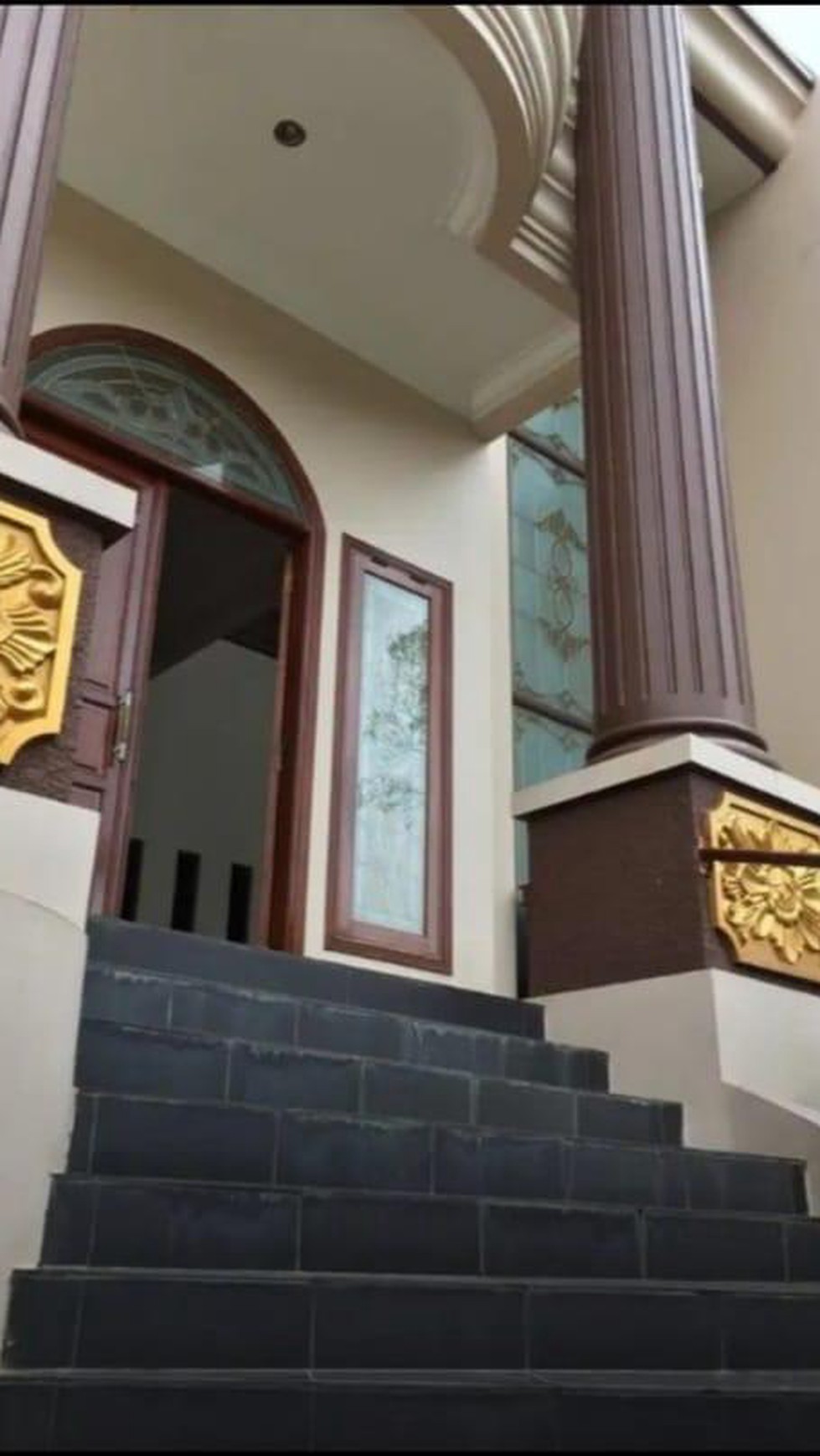 rumah mewah dengan pool di bukit mas, jakarta selatan.