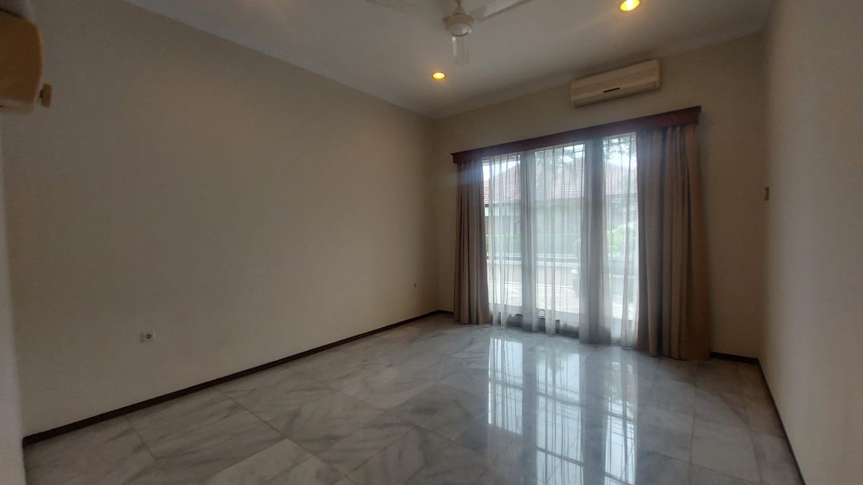 Rumah Luas dalam townhouse cipete dekat stasiun MRT cipete jaksel