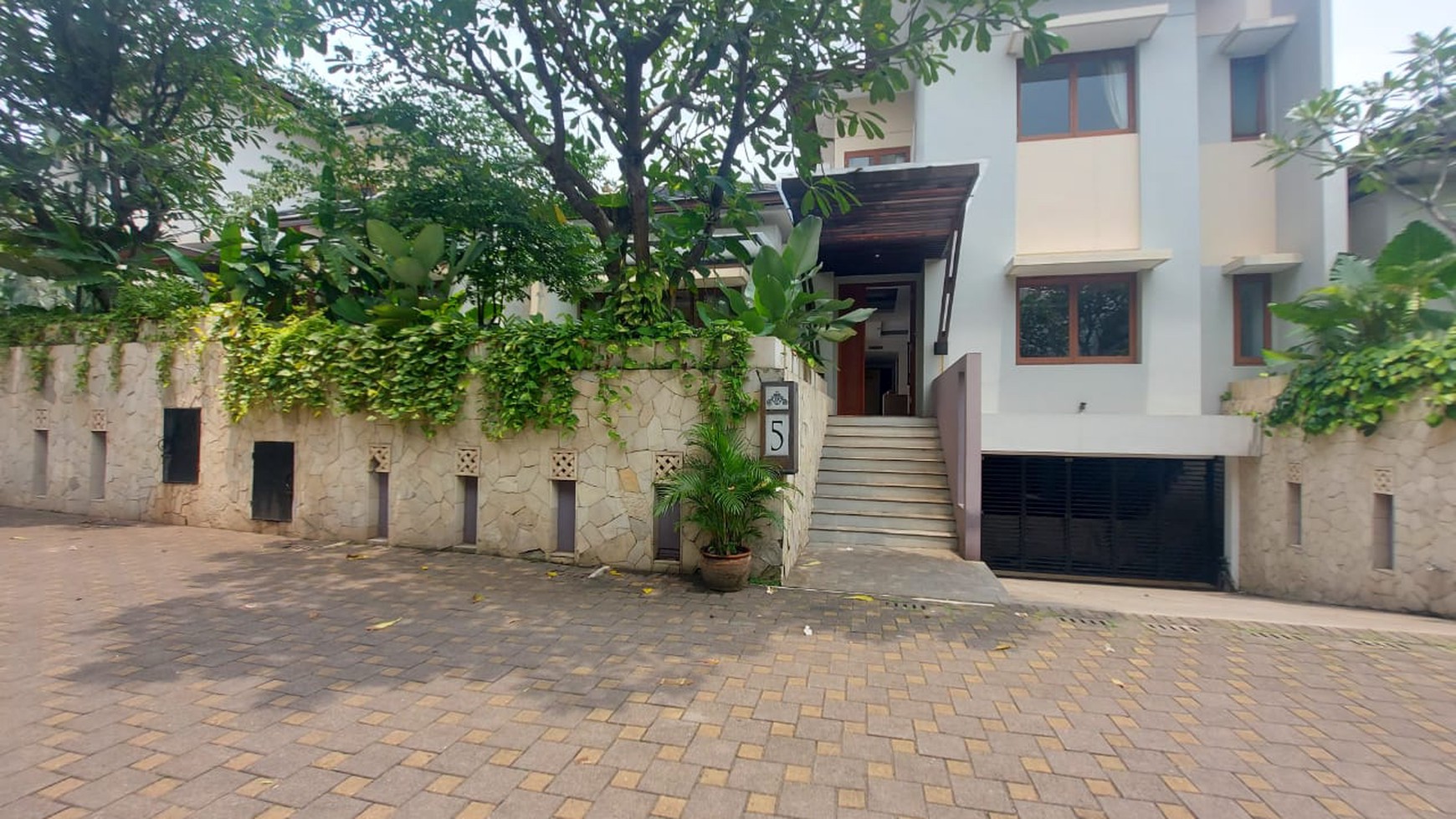 under njop Townhouse mewah dekat kemang village jaksel
