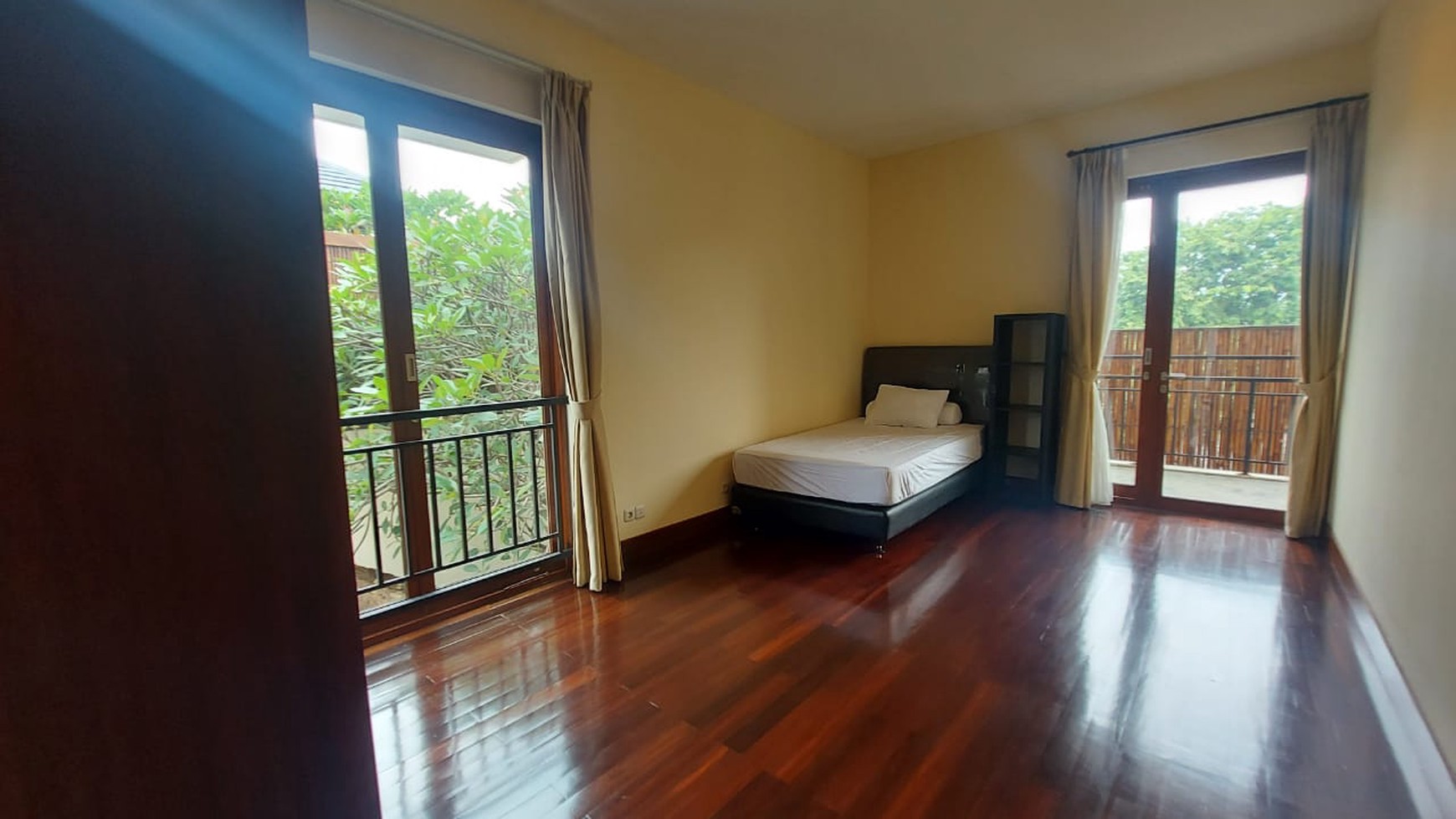 under njop Townhouse mewah dekat kemang village jaksel