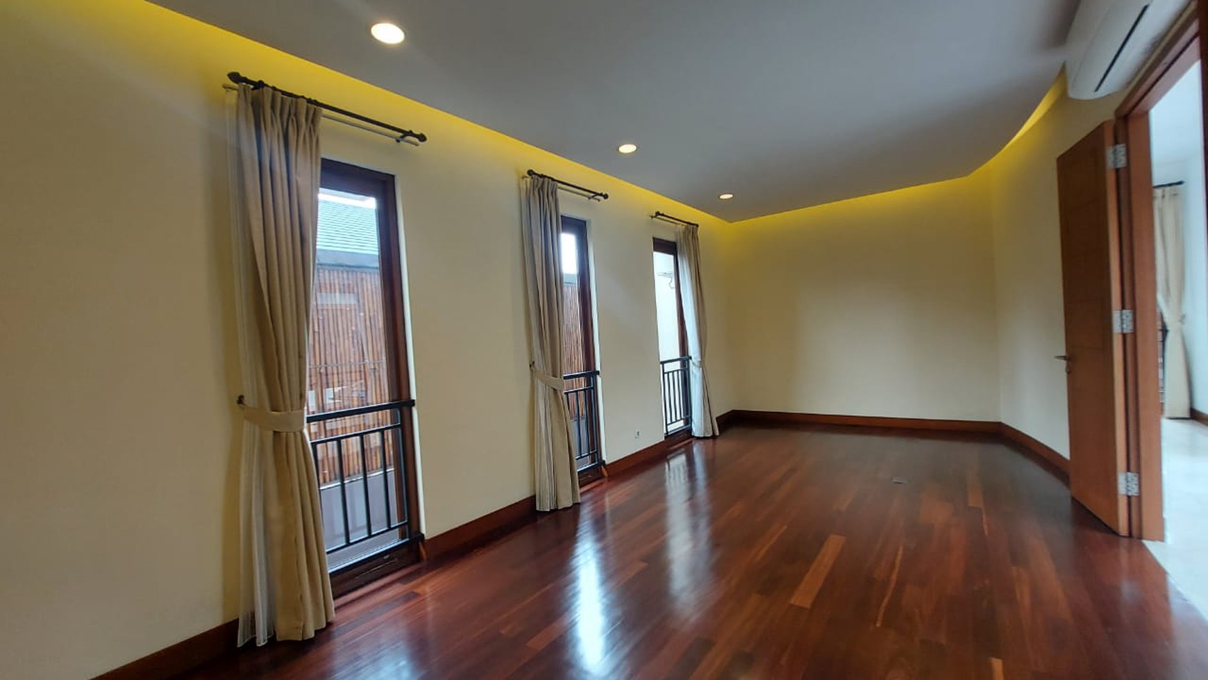 under njop Townhouse mewah dekat kemang village jaksel