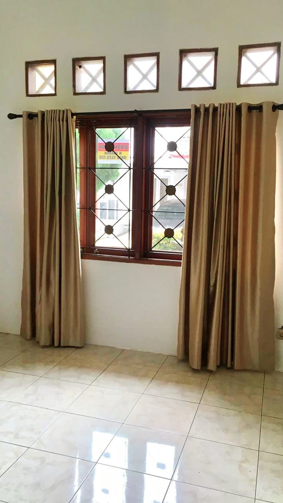 Hunian dalam Komplek Baliview: Rumah Mewah dengan 4+1 Kamar Tidur dan Carport 2
