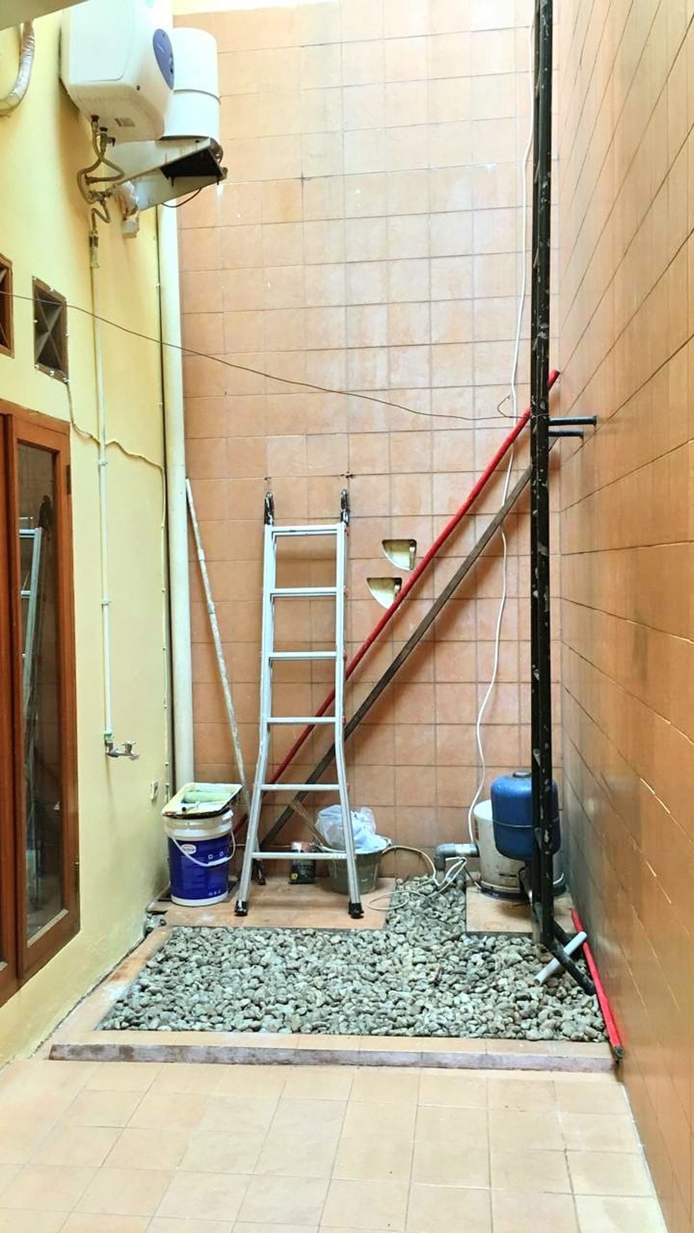 Hunian dalam Komplek Baliview: Rumah Mewah dengan 4+1 Kamar Tidur dan Carport 2
