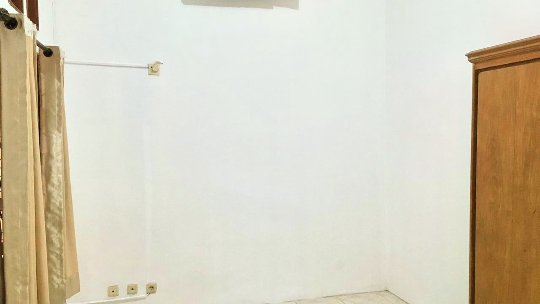 Hunian dalam Komplek Baliview: Rumah Mewah dengan 4+1 Kamar Tidur dan Carport 2