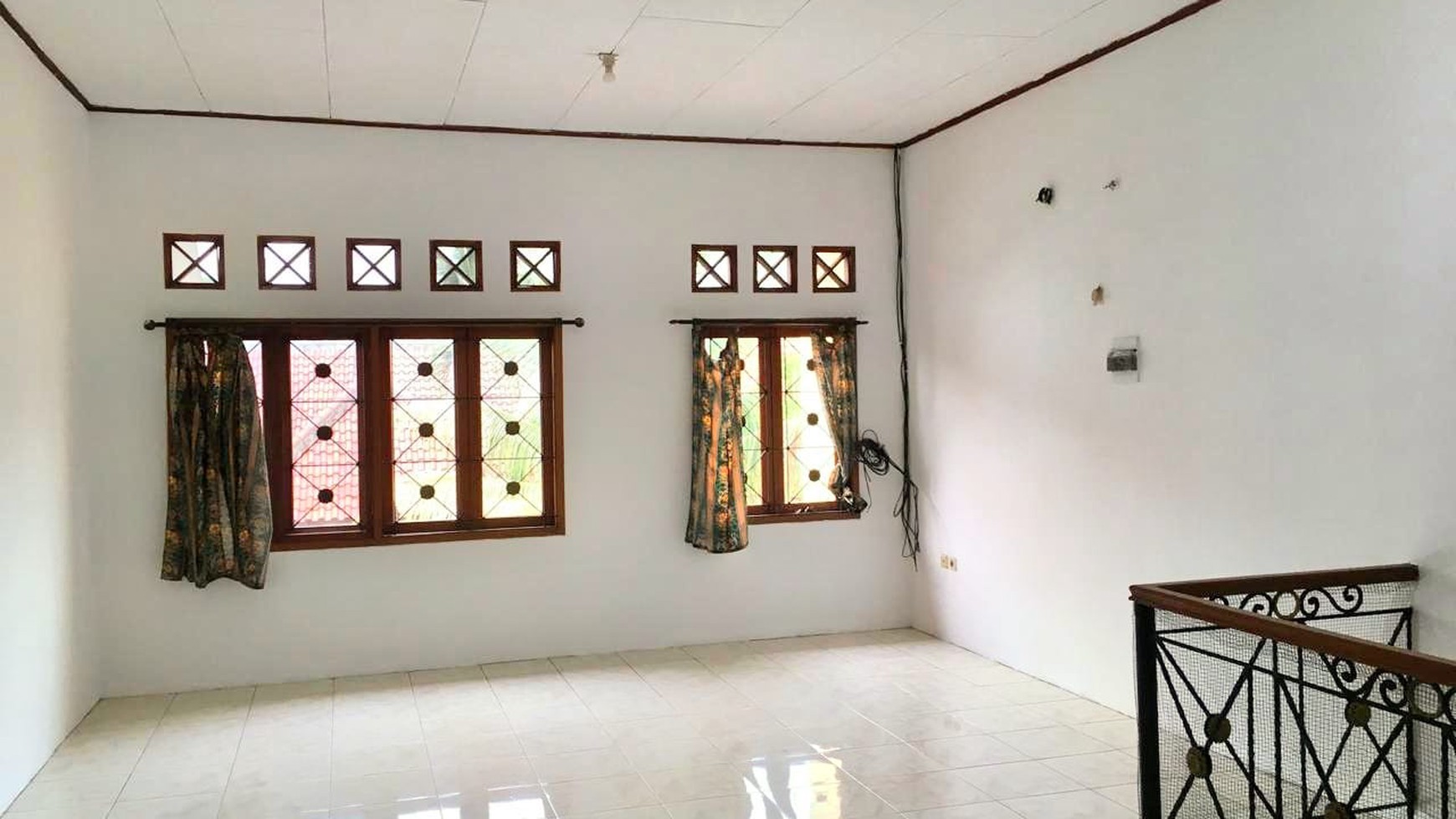 Hunian dalam Komplek Baliview: Rumah Mewah dengan 4+1 Kamar Tidur dan Carport 2