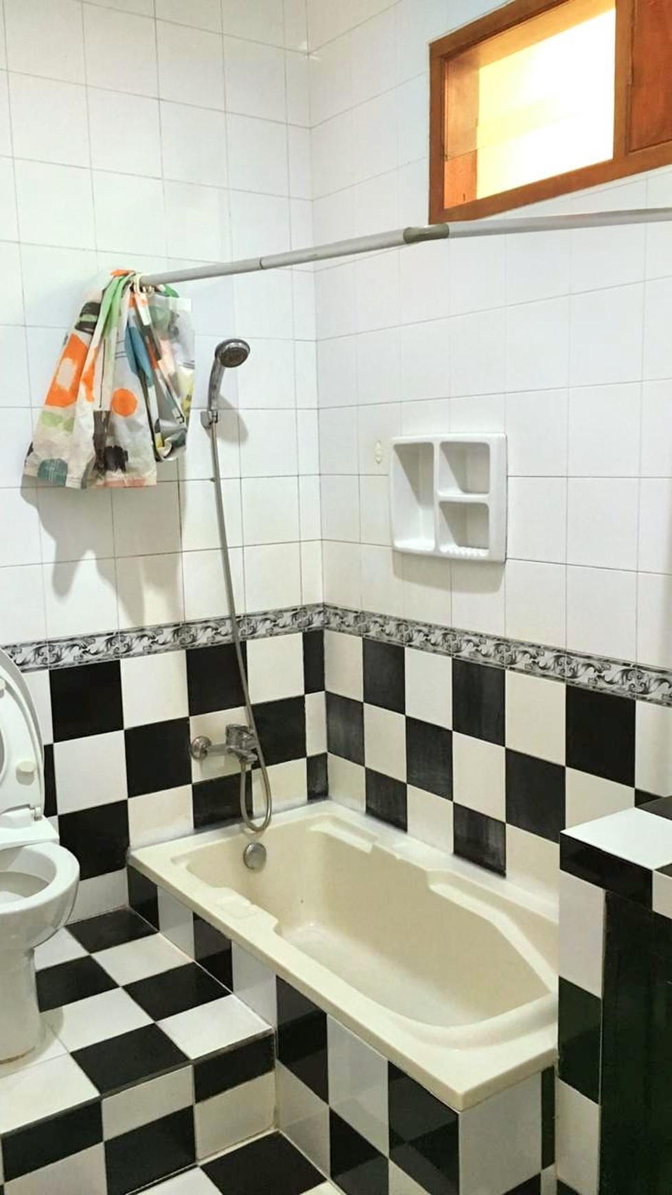 Hunian dalam Komplek Baliview: Rumah Mewah dengan 4+1 Kamar Tidur dan Carport 2