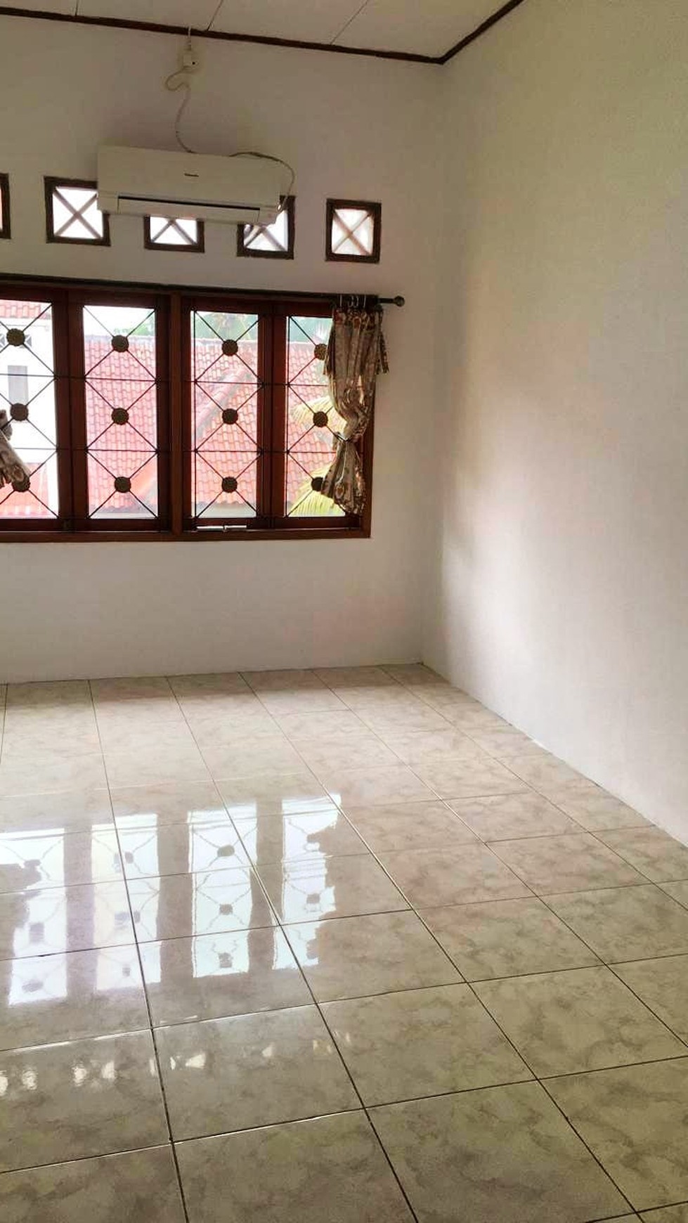 Hunian dalam Komplek Baliview: Rumah Mewah dengan 4+1 Kamar Tidur dan Carport 2