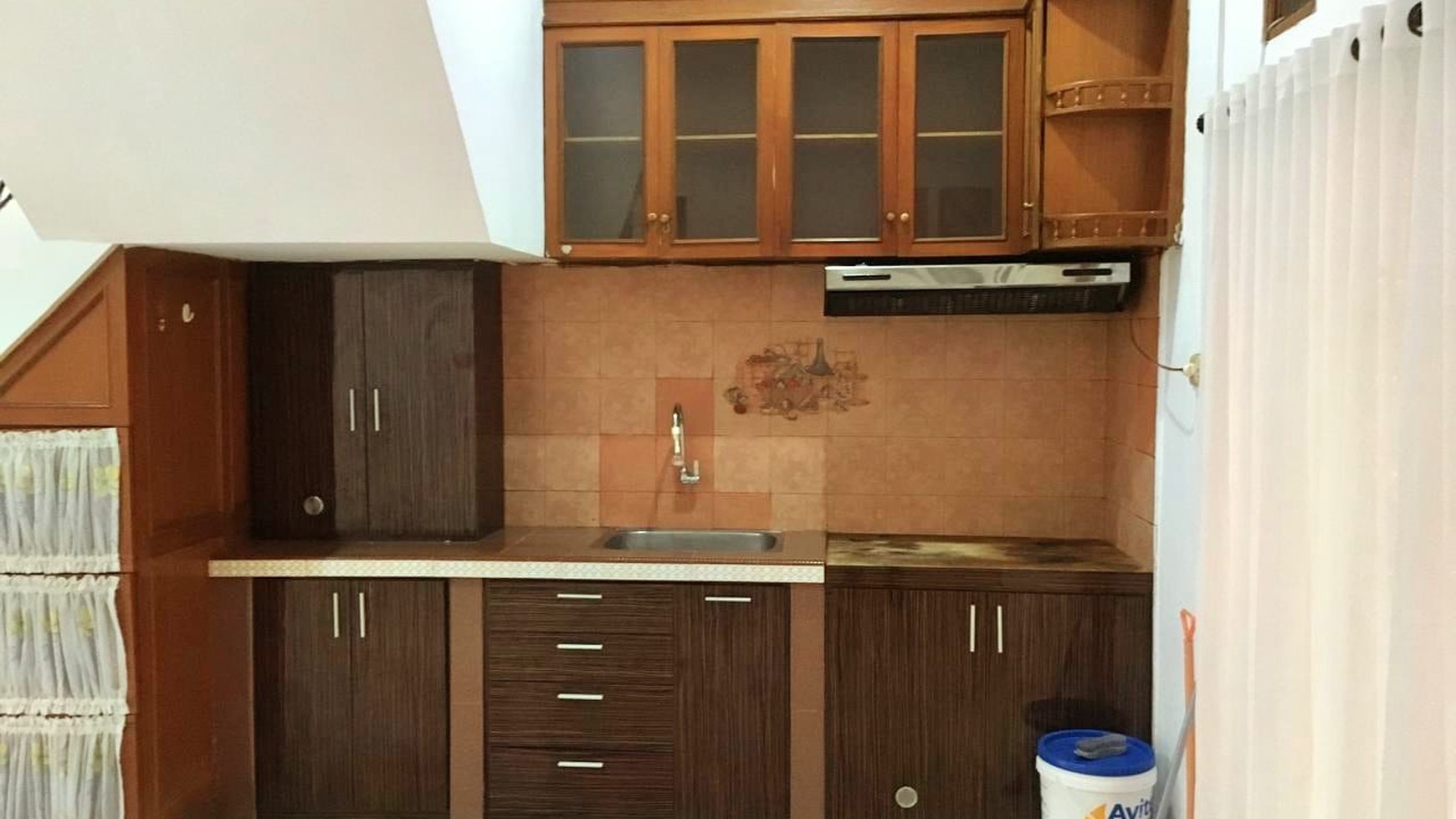 Hunian dalam Komplek Baliview: Rumah Mewah dengan 4+1 Kamar Tidur dan Carport 2