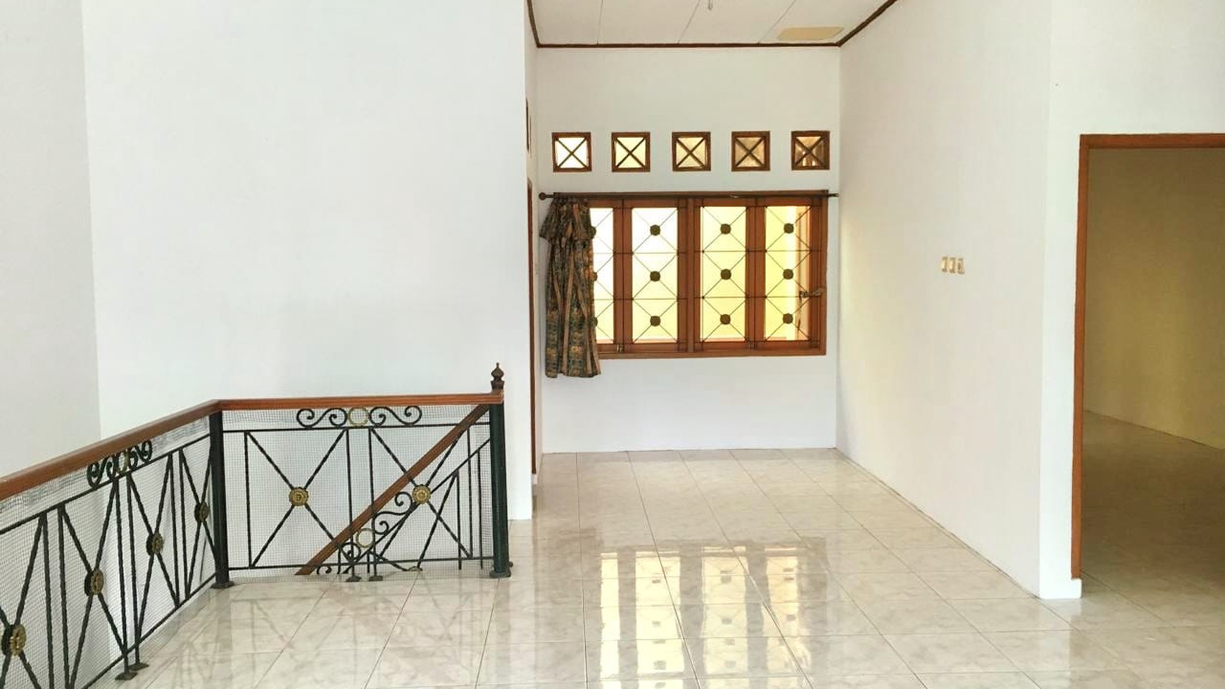 Hunian dalam Komplek Baliview: Rumah Mewah dengan 4+1 Kamar Tidur dan Carport 2