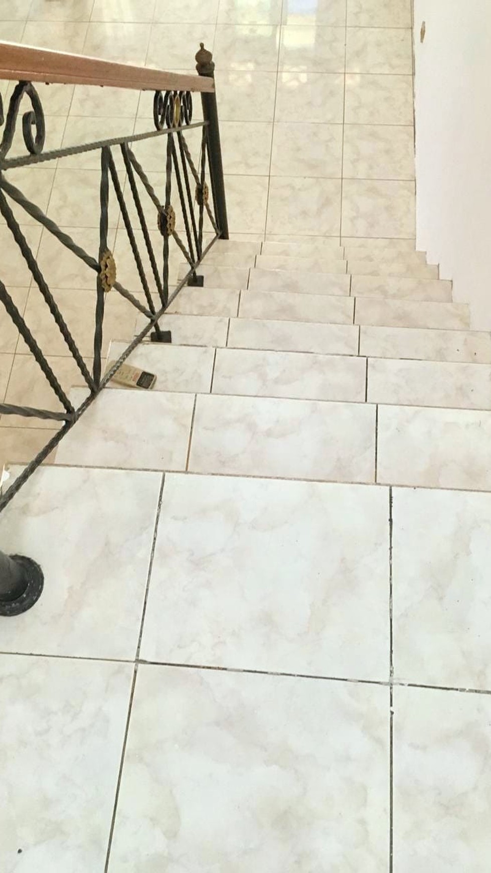 Hunian dalam Komplek Baliview: Rumah Mewah dengan 4+1 Kamar Tidur dan Carport 2
