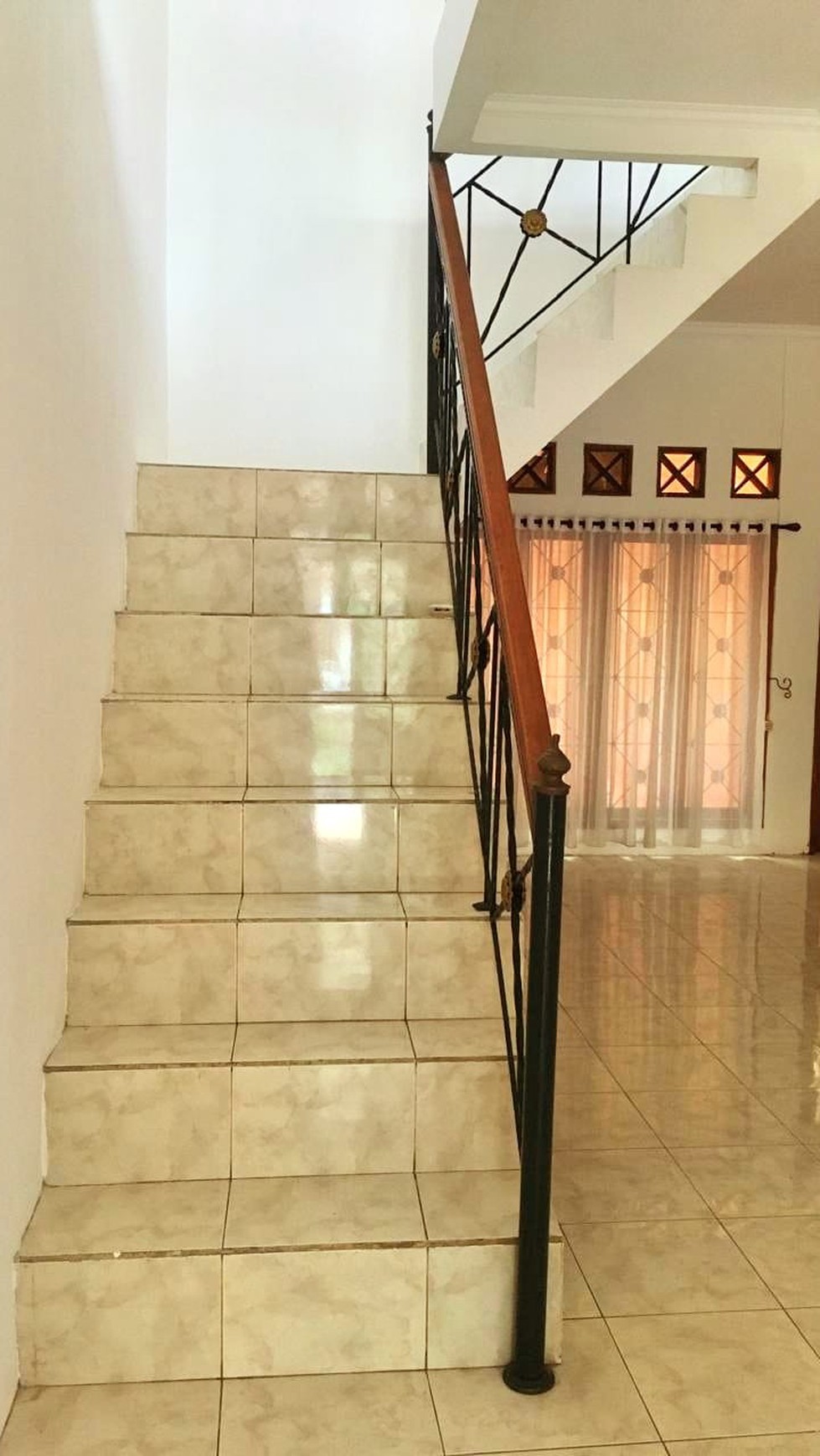 Hunian dalam Komplek Baliview: Rumah Mewah dengan 4+1 Kamar Tidur dan Carport 2