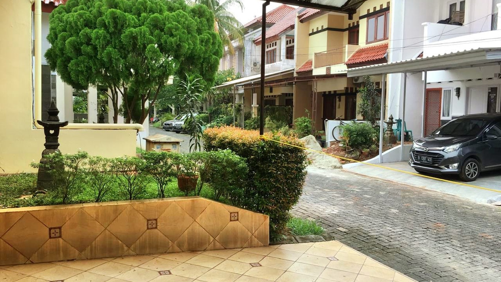 Hunian dalam Komplek Baliview: Rumah Mewah dengan 4+1 Kamar Tidur dan Carport 2