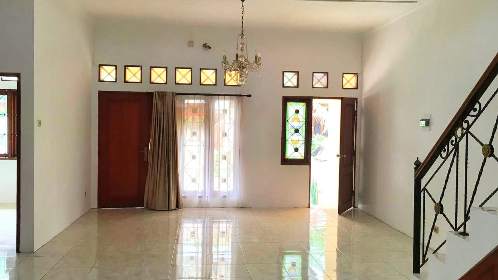Hunian dalam Komplek Baliview: Rumah Mewah dengan 4+1 Kamar Tidur dan Carport 2