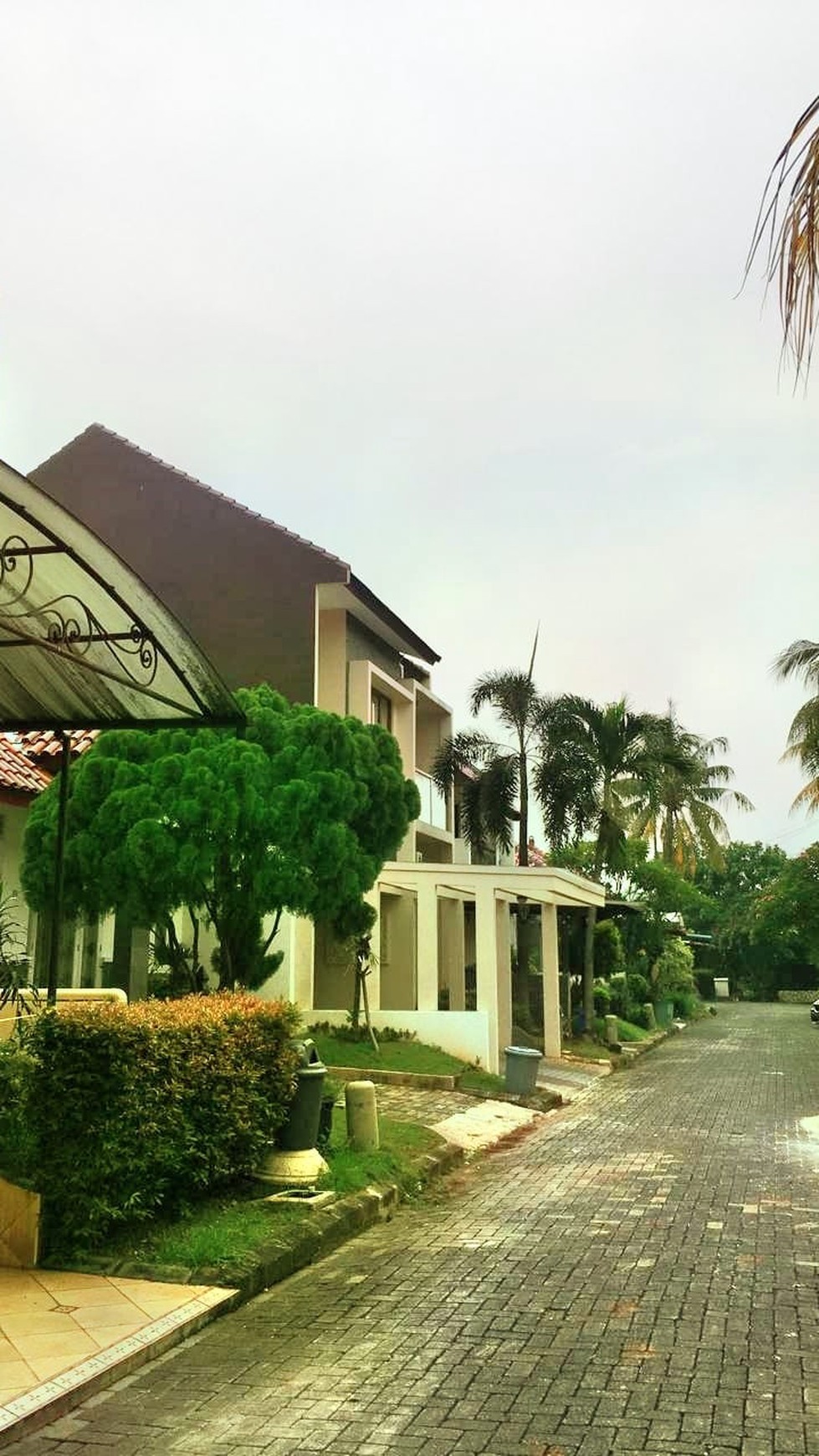 Hunian dalam Komplek Baliview: Rumah Mewah dengan 4+1 Kamar Tidur dan Carport 2