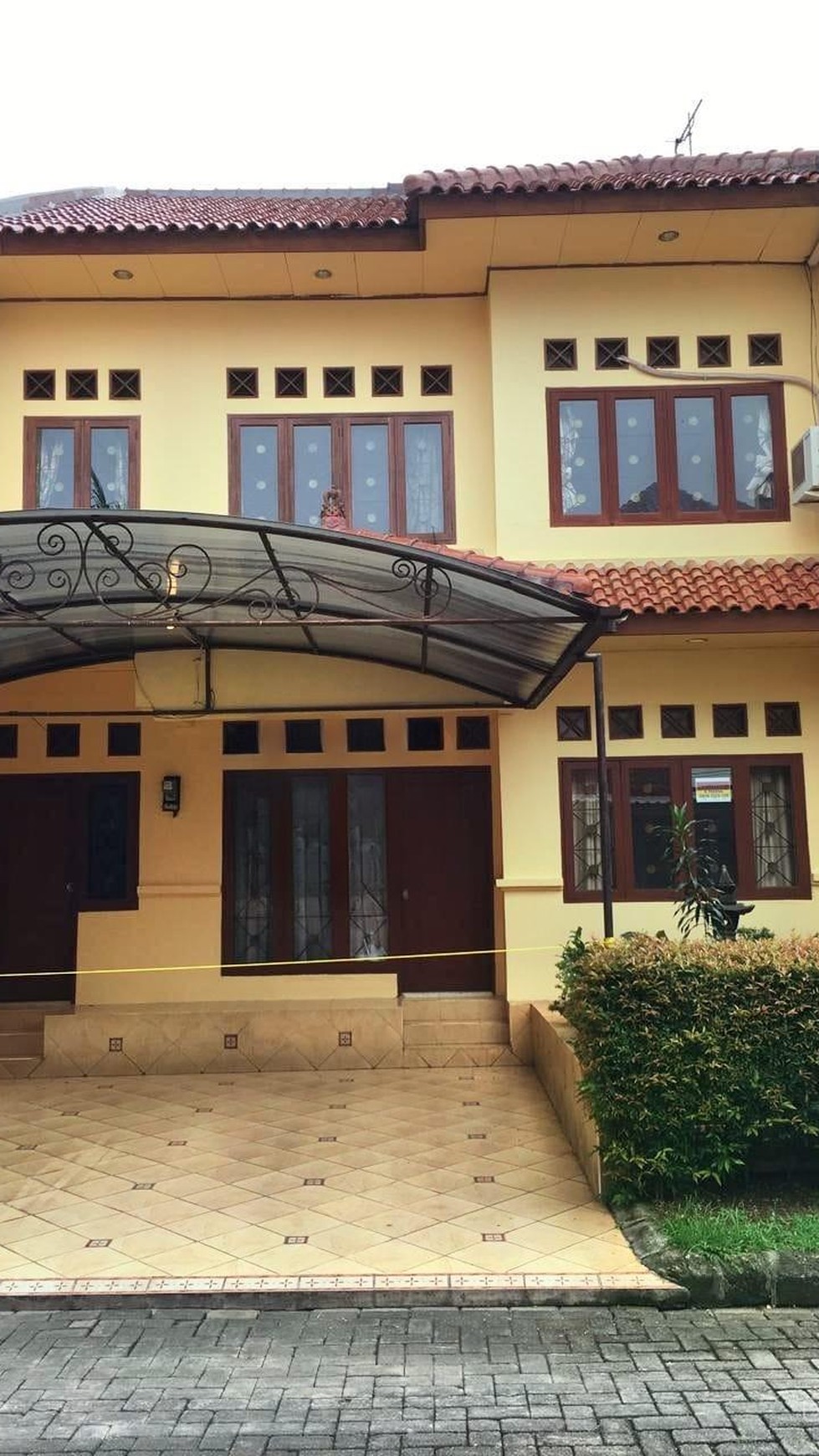 Hunian dalam Komplek Baliview: Rumah Mewah dengan 4+1 Kamar Tidur dan Carport 2