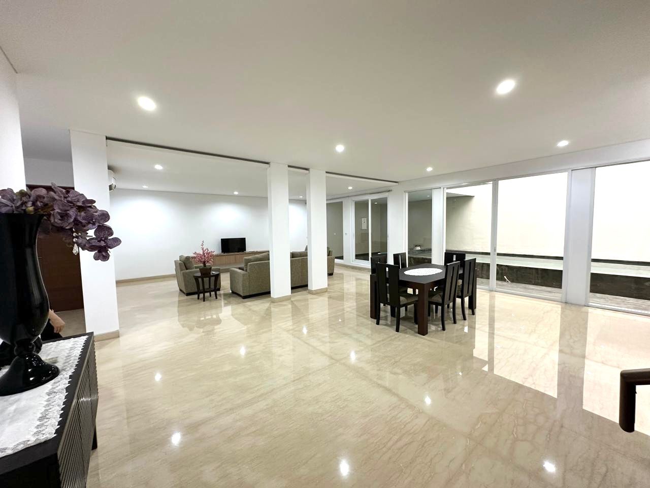 Rumah baru renovasi di kuningan timur, Jakarta Selatan
