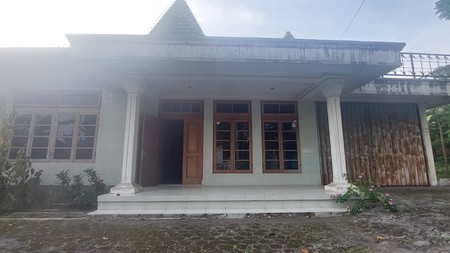 Disewakan Rumah 2 Lantai Dengan Luas Tanah 800Meter Persegi  Lokasi Mlati Sleman 