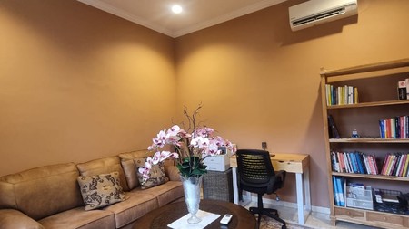 Rumah sangat nyaman, klasik dan kokoh dikemang jakarta selatan.