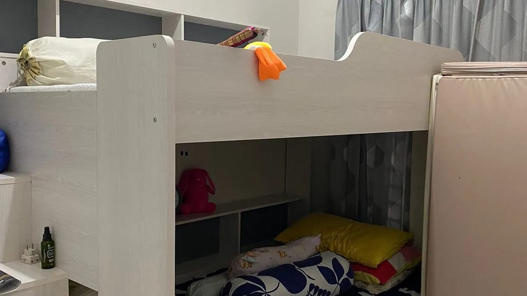 Dijual Rumah Pondok Chandra BONUS SEMI Furniture Strategis Dekat Akses TOL