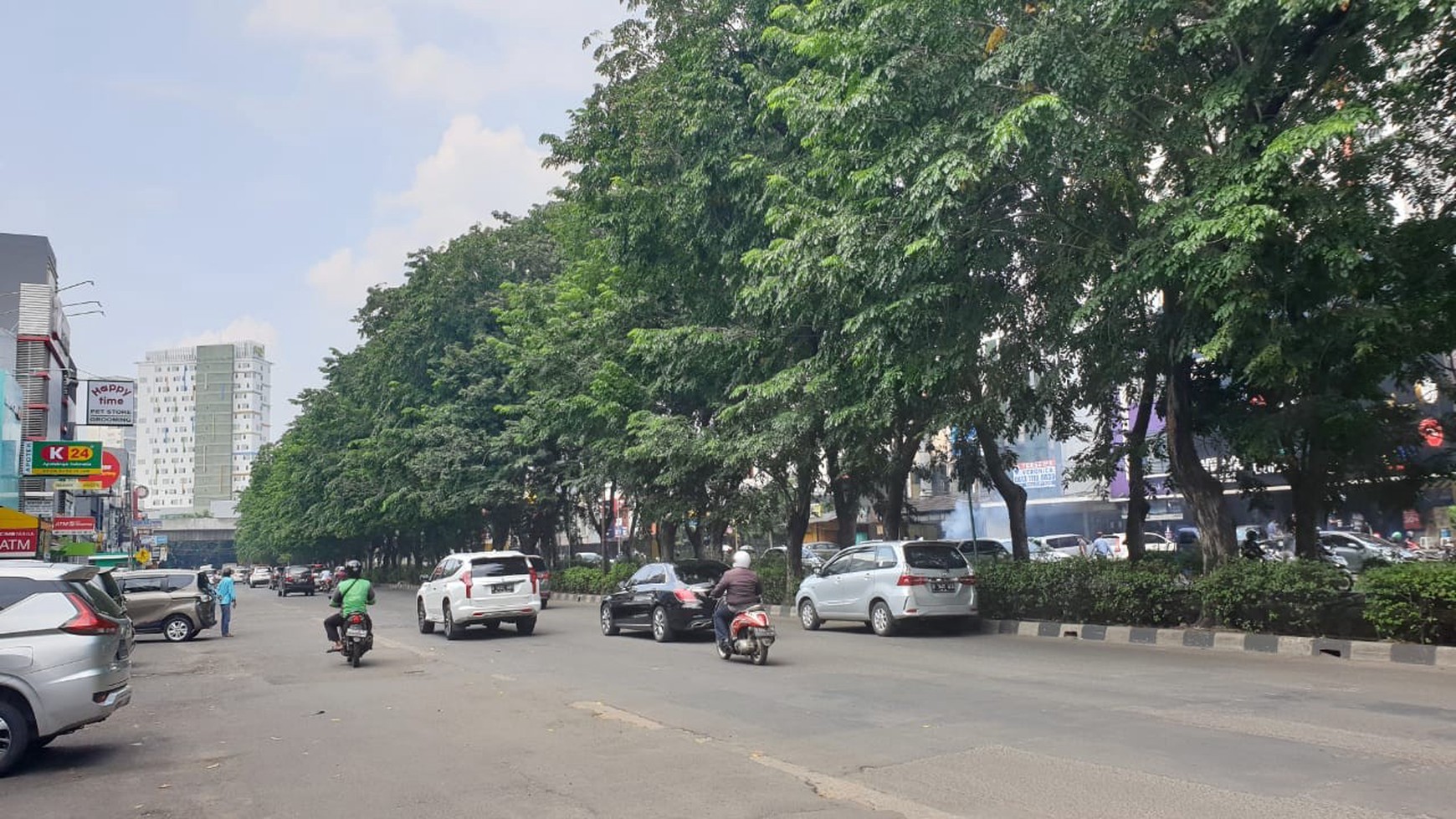 Ruko Sewa Kondisi sudah Renov, Rapi Siap Huni, Jalan Lebar, Parkiran Luas Di Boulevard Raya, Kelapa Gading