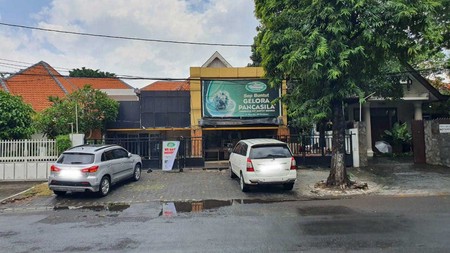 Rumah di Jalan Musi Surabaya Pusat, Cocok untuk Usaha Resto, Klinik, Kantor dsb, Parkiran Luas, Sewa Min 2 tahun !!! - CT -