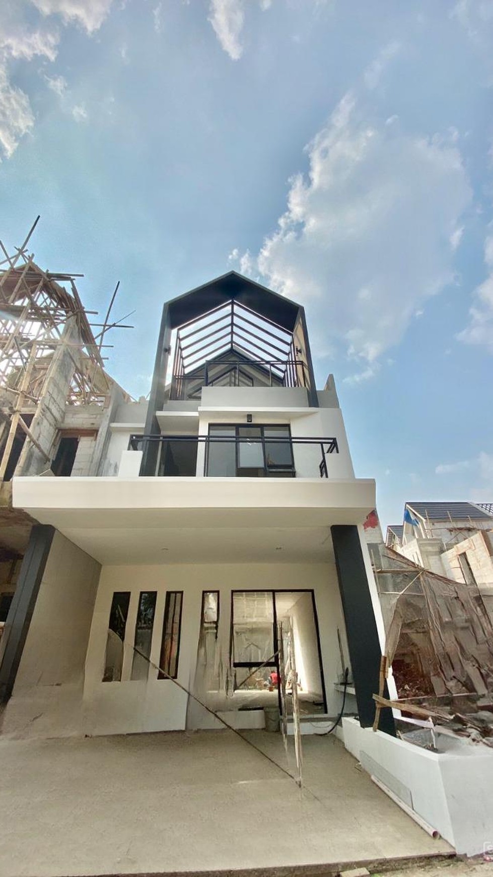 Rumah Modern Minimalis 3 Lantai dengan Rooftop Aesthetic di Cirendeu