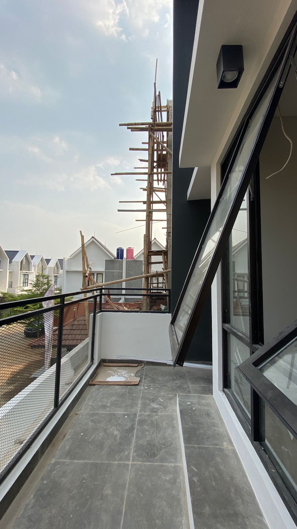 Rumah Modern Minimalis 3 Lantai dengan Rooftop Aesthetic di Cirendeu