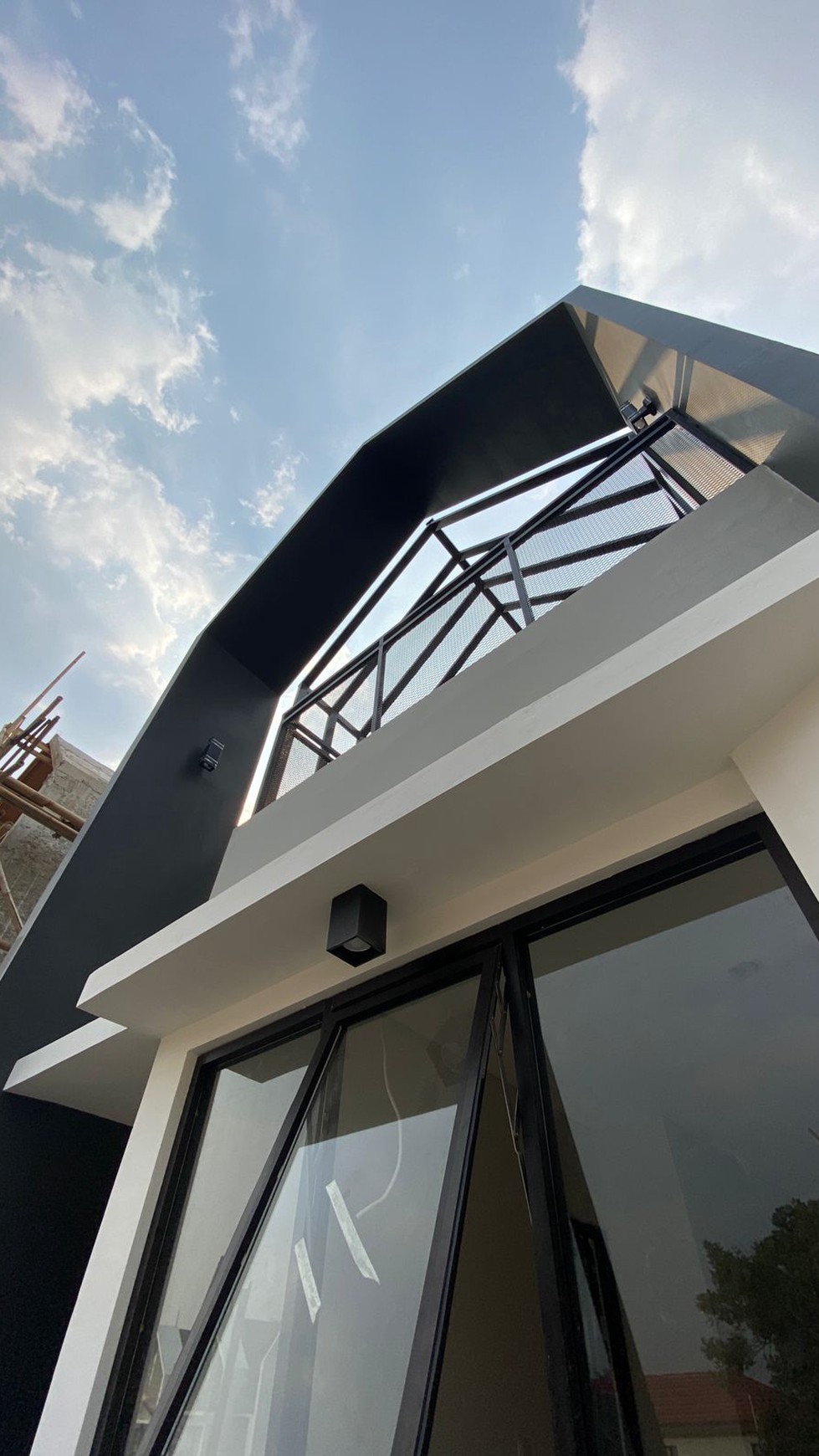 Rumah Modern Minimalis 3 Lantai dengan Rooftop Aesthetic di Cirendeu