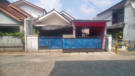 Rumah Lokasi Strategis dengan Row Jalan Lebar @Cilodong, Depok