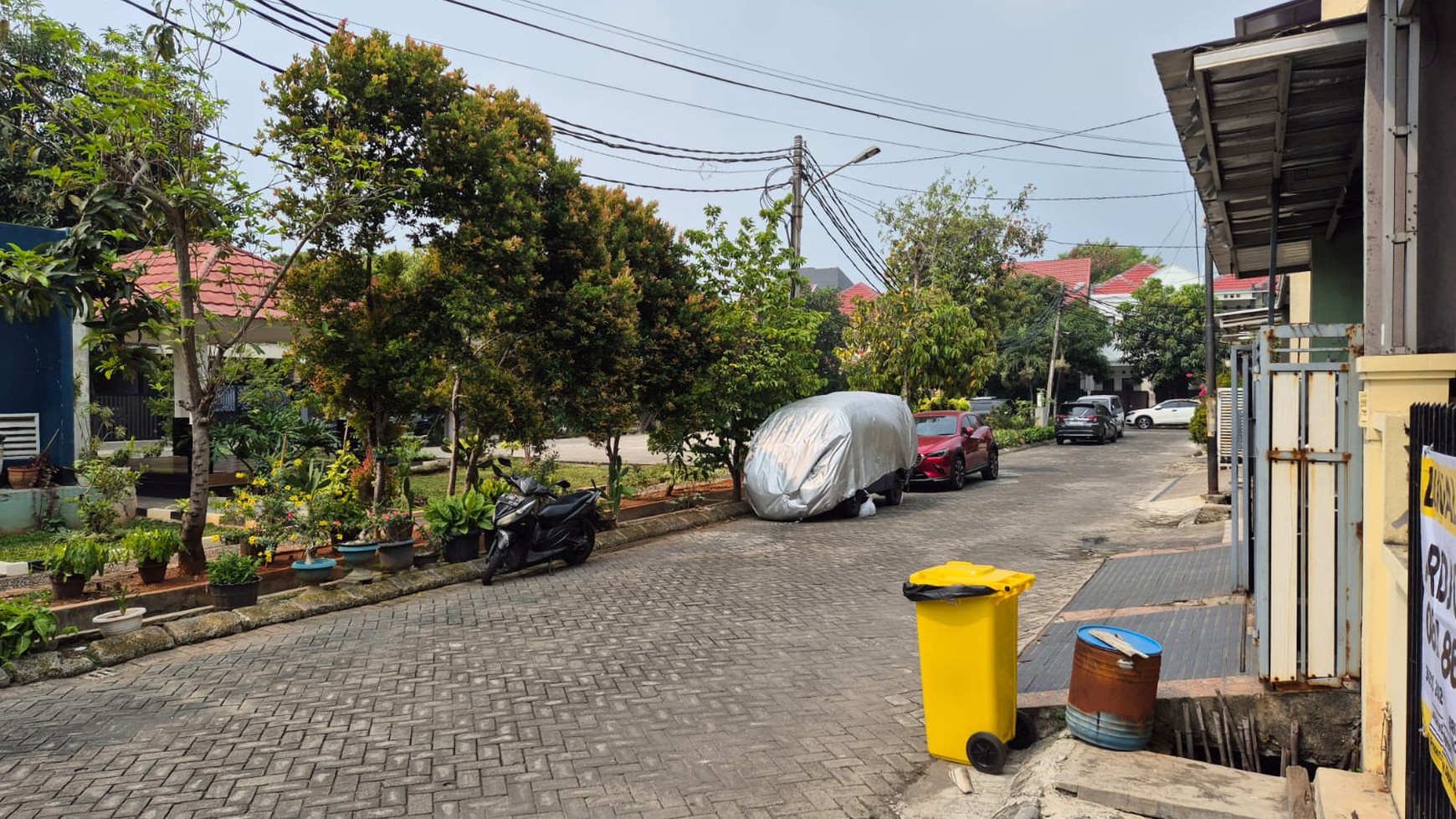 Rumah SHM 2 lantai depan taman di THB , Bekasi