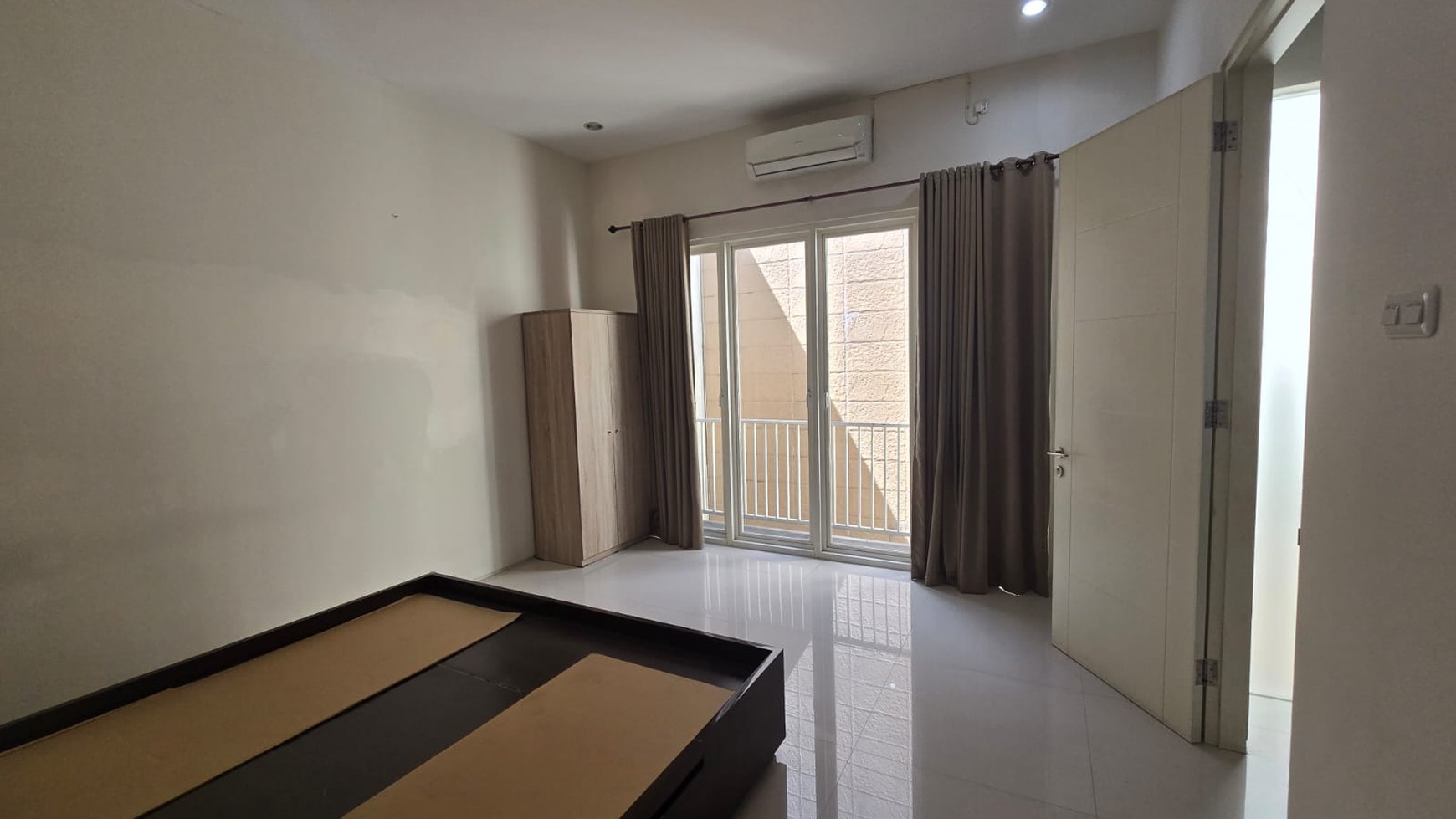 Disewakan Rumah 2 Lantai Semi Furnished Jalan Woodland Citraland Surabaya