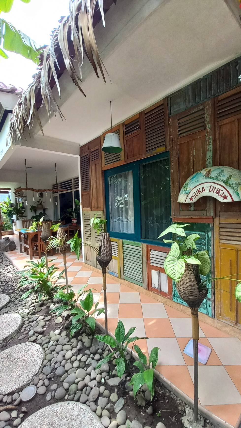 MILIKI HOMESTAY DESAIN RUSTIK YANG CANTIK DI PRAWIROTAMAN TENGAH KOTA YOGYAKARTA