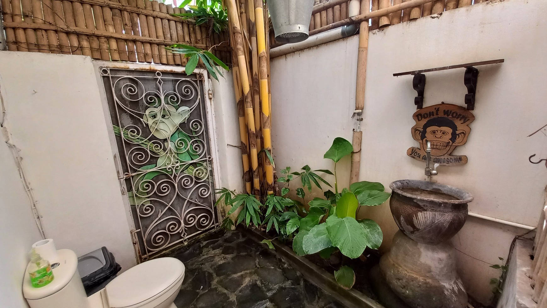 MILIKI HOMESTAY DESAIN RUSTIK YANG CANTIK DI PRAWIROTAMAN TENGAH KOTA YOGYAKARTA