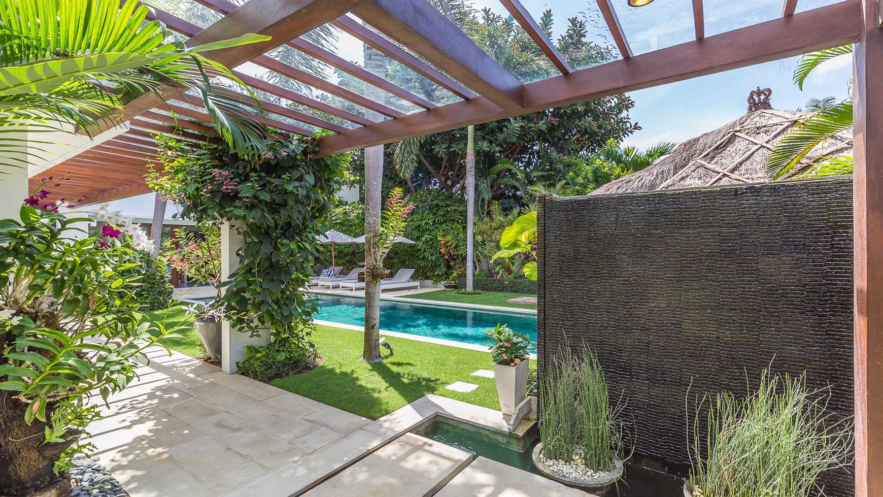 A beautiful contemporary 3-bedroom villa In Petitenget 