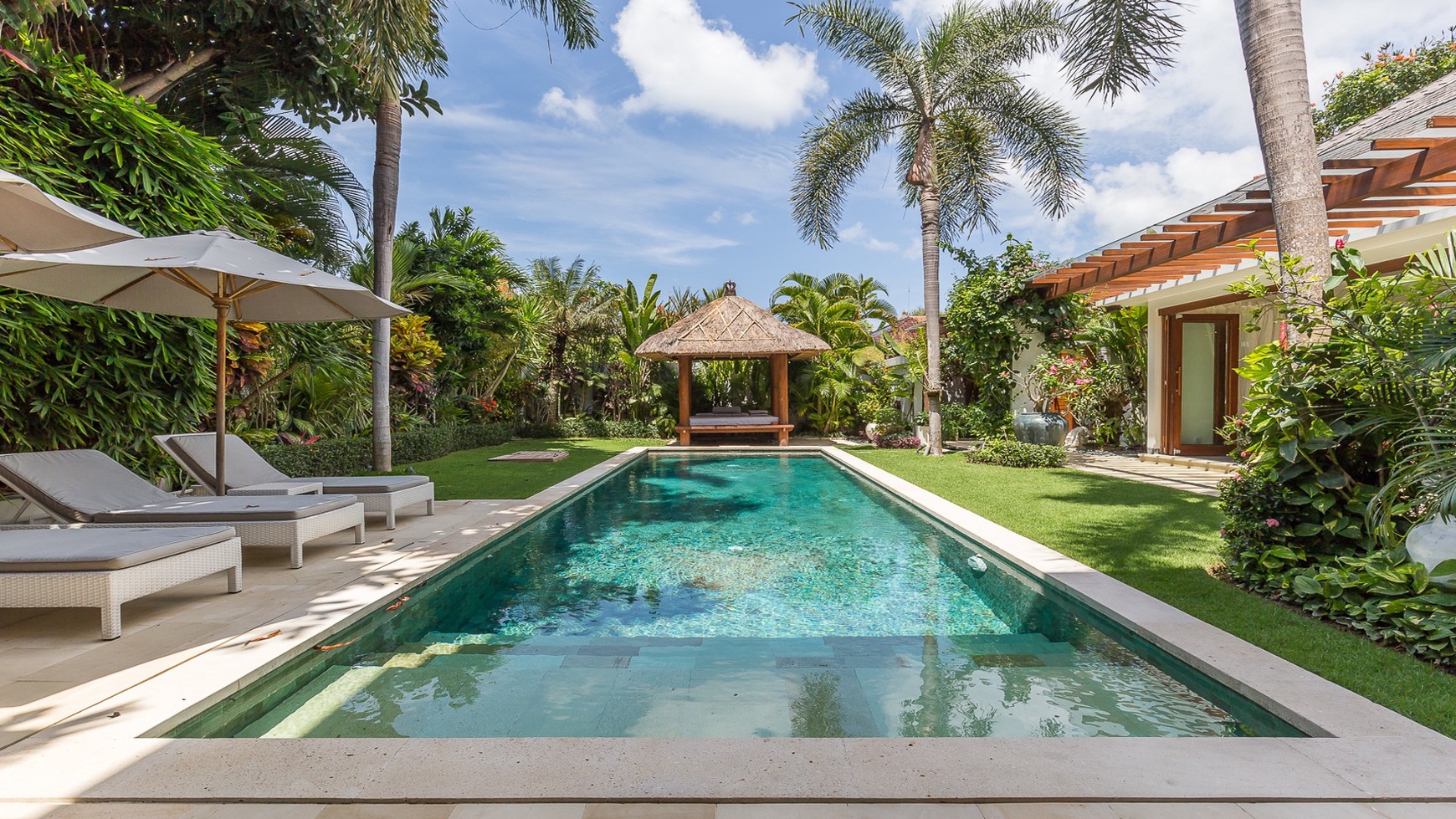 A beautiful contemporary 3-bedroom villa In Petitenget 