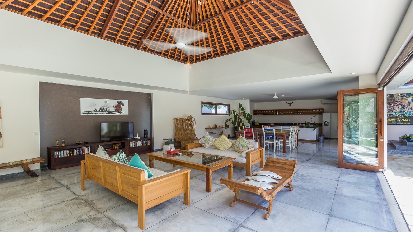 A beautiful contemporary 3-bedroom villa In Petitenget 