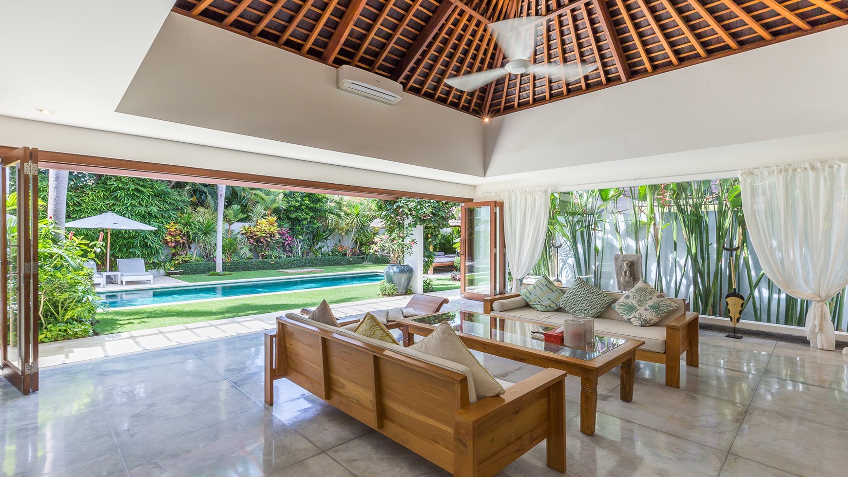 A beautiful contemporary 3-bedroom villa In Petitenget 