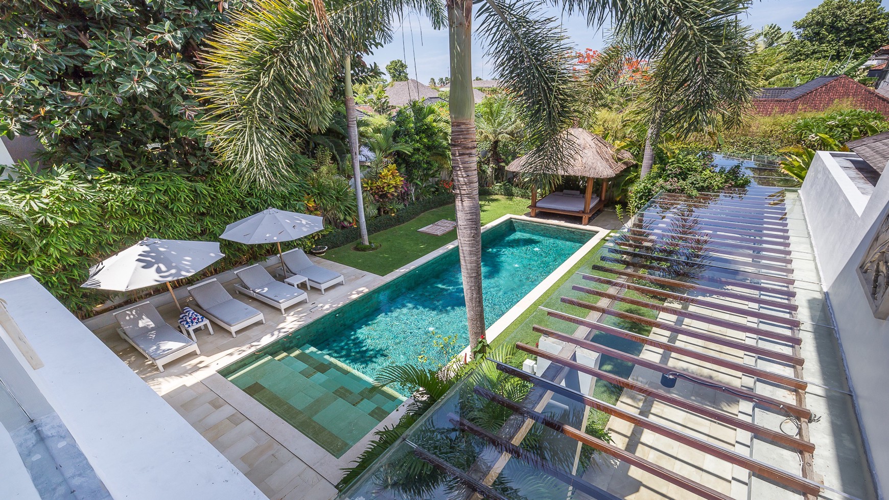 A beautiful contemporary 3-bedroom villa In Petitenget 