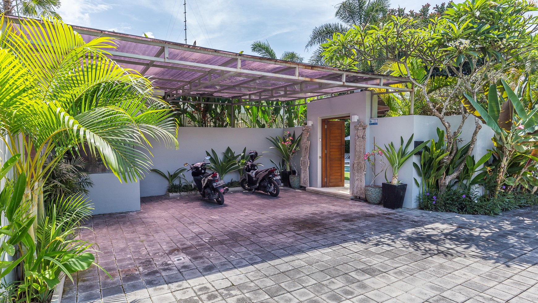 A beautiful contemporary 3-bedroom villa In Petitenget 